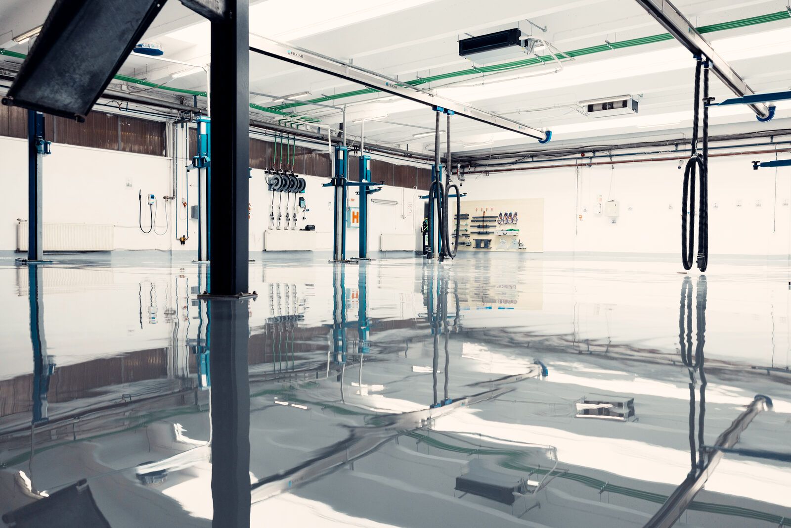Reflective epoxy floor in a vehicle service bay